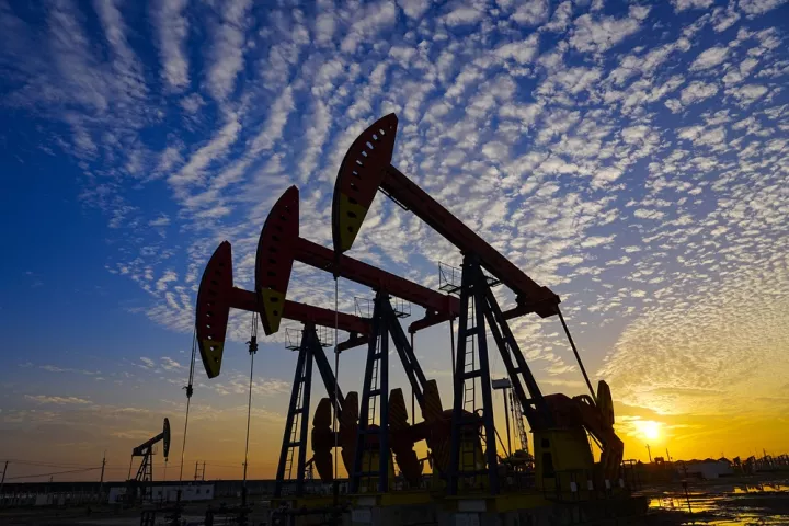 Σταθεροποιητικές τάσεις στο πετρέλαιο μετά από αναφορές για τον τερματισμό του πολέμου στη Μέση Ανατολή