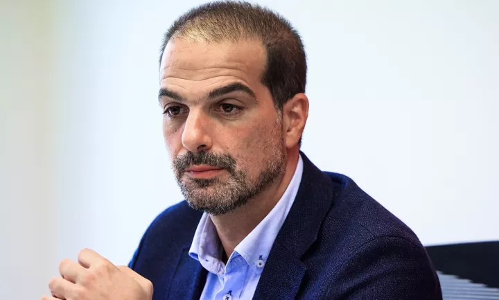 Αιχμές Σακελλαρίδη για Τσίπρα: Χρειάζονται καθαρές λύσεις, όχι θολά στίγματα