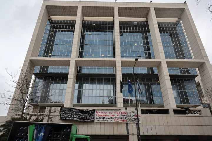 Έκρηξη στους Αμπελόκηπους: Ξεκίνησε η δίκη του Νίκου Ρωμανού και άλλων τεσσάρων κατηγορουμένων