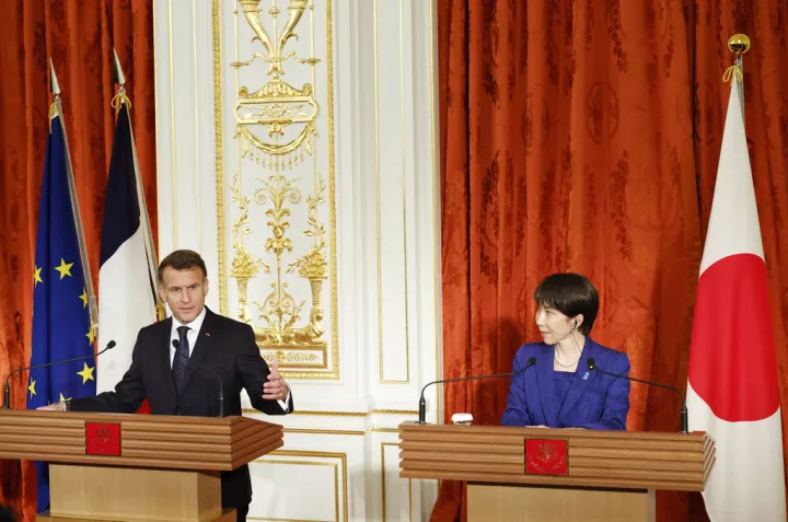 Αιχμές Μακρόν για Τραμπ: Η προβλεψιμότητα της Ευρώπης απέναντι στο απρόβλεπτο των ΗΠΑ