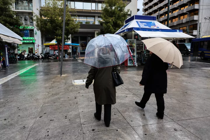Σαρώνει την Ελλάδα η κακοκαιρία «Erminio»: Καταιγίδες και βροχές, αφρικανική σκόνη στην Κρήτη, μηνύματα από 112 (pics)