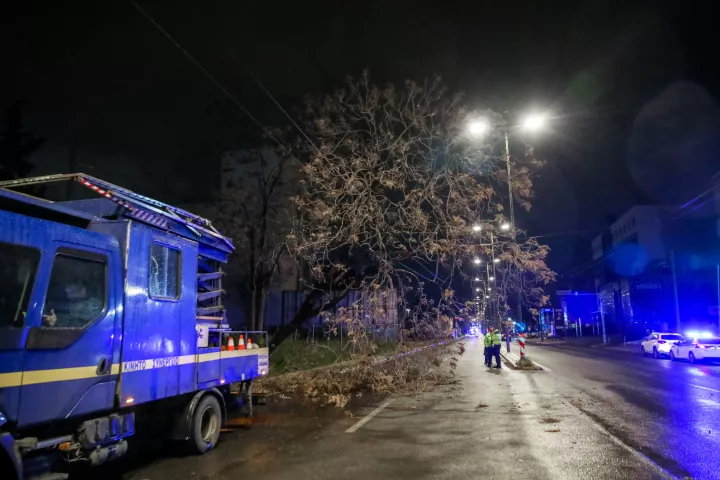 Σαρώνει η κακοκαιρία Erminio: Άνδρας εντοπίστηκε νεκρός στη Νέα Μάκρη - Πλημμύρες στον Πόρο (vids)