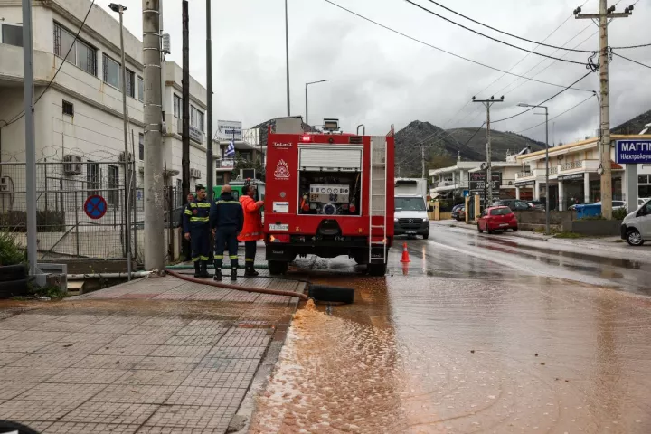 
<span>Νέο έκτακτο δελτίο για επιδείνωση καιρού: Προειδοποίηση για 11 περιοχές - Κόπηκε στη μέση δρόμος στην Καλλιτεχνούπολη (vids)</span>
