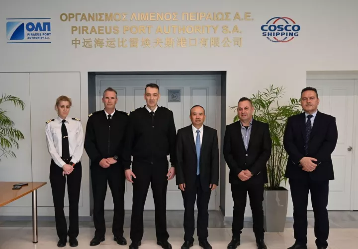 ΟΛΠ: Δωρεά επτά φορητών απινιδωτών στο Λιμενικό Σώμα