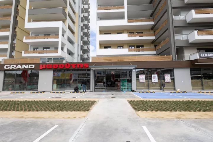 
<span>Ανοίγει τις πόρτες το GRAND Μασούτης στις Τρεις Γέφυρες -Συνδυασμός Retail και Real Estate με επένδυση ύψους €35 εκατ.</span>
