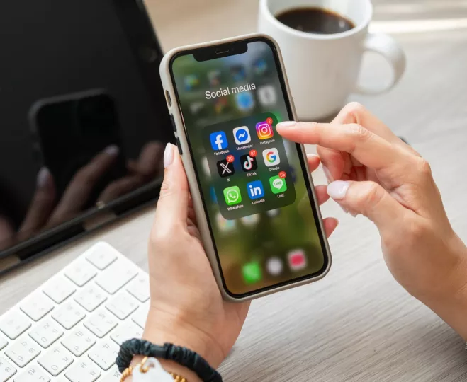 Έρευνα: Πέντε χρόνια από τη ζωή μας κάνουμε scrolling