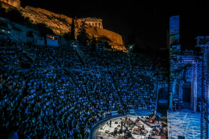 «Εορτές αποχαιρετισμού» στο Ηρώδειο: Χατζιδάκις, Ξαρχάκος και Vangelis στις τελευταίες μουσικές βραδιές πριν το τριετές κλείσιμο