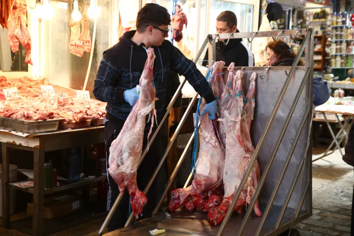 ΕΣΕΕ: Από 107,20 έως 156,20 ευρώ το πασχαλινό τραπέζι του 2026 - Οι διαφορές στις τιμές (πίνακες)