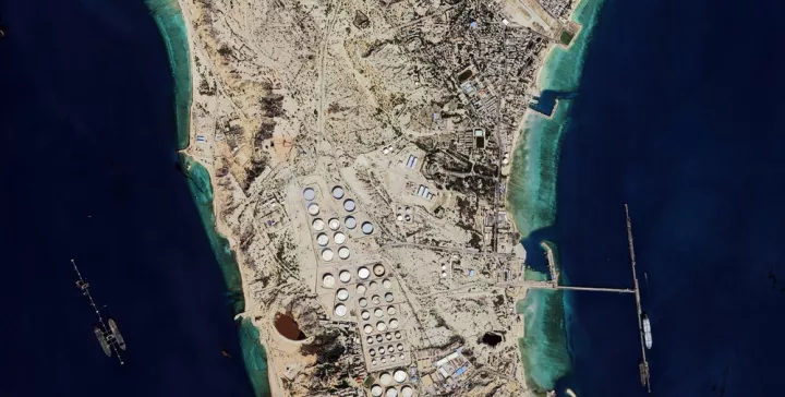 Οι ΗΠΑ πλήττουν στρατιωτικούς στόχους στη νήσο Χαργκ του Ιράν (vid)