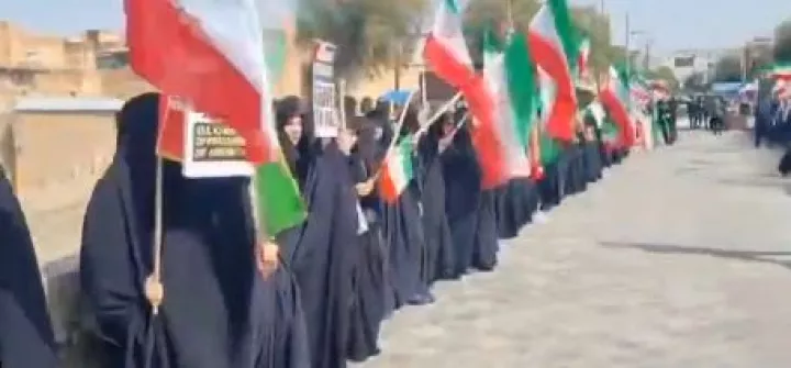 Το Ιράν απαντά στο τελεσίγραφο του Τραμπ με σχηματισμό «ανθρώπινων αλυσίδων» σε γέφυρες και εργοστάσια (vids)