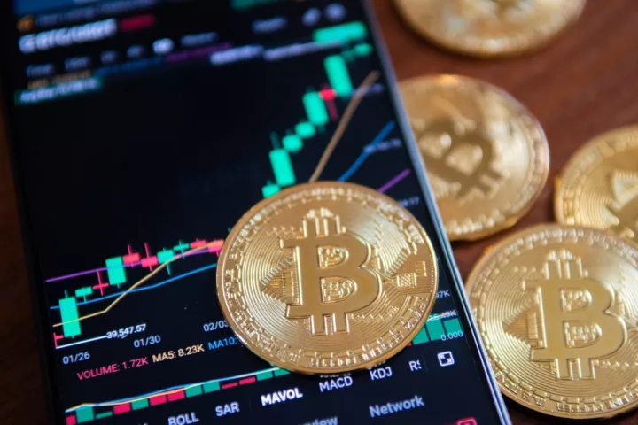 Bitcoin: Πάνω από τα $72.000 με φόντο την εκεχειρία στη Μ. Ανατολή