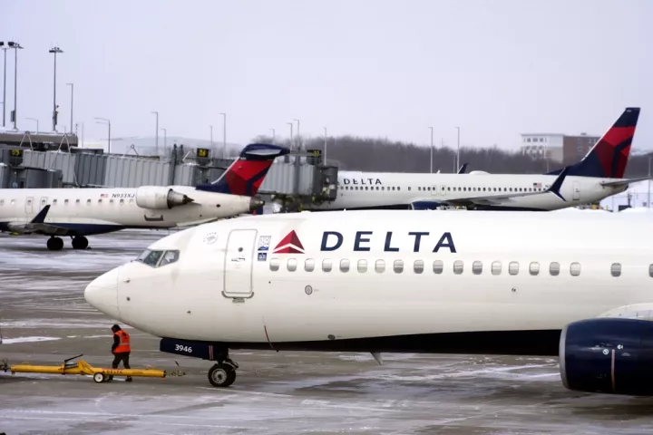Αεροπορικές: Στα 2 δισ. δολάρια τα κόστη καυσίμων της Delta Air Lines λόγω της Μέσης Ανατολής