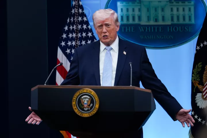 Ο Τραμπ απειλεί με εμπορικούς δασμούς 50% κάθε χώρα που δίνει όπλα στο Ιράν