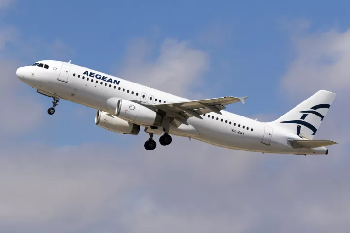 Με αεροσκάφη της AEGEAN και της Olympic Air θα μεταφερθεί και φέτος το Άγιο Φως από την Αθήνα σε διάφορες περιοχές της Ελλάδας
