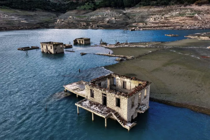 «Ανάσανε» ο Μόρνος: Τριπλασιάστηκαν τα αποθέματα νερού -Βυθίστηκε πάλι το χωριό-«φάντασμα» Κάλλιο