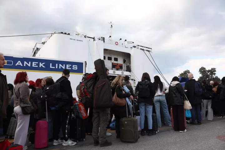 Σε πλήρη εξέλιξη η έξοδος για το Πάσχα - Αυξημένη η κίνηση σε Αθηνών-Κορίνθου, ΚΤΕΛ, λιμάνια 