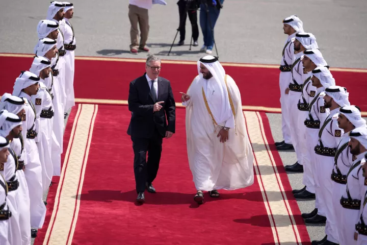 Στάρμερ από Ντόχα: Στήριξη στο Κατάρ και πίεση για άνοιγμα των Στενών του Ορμούζ