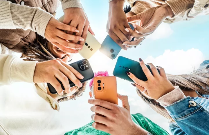 Politico: Τρεις στους τέσσερις Ευρωπαίους υπέρ της απαγόρευσης των social media σε παιδιά κάτω των 16 ετών 