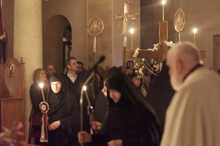 Κυριάκος Μητσοτάκης και Μαρέβα Γκραμπόφσκι στην Ακολουθία και στην Περιφορά Επιταφίου στα Χανιά (pics)