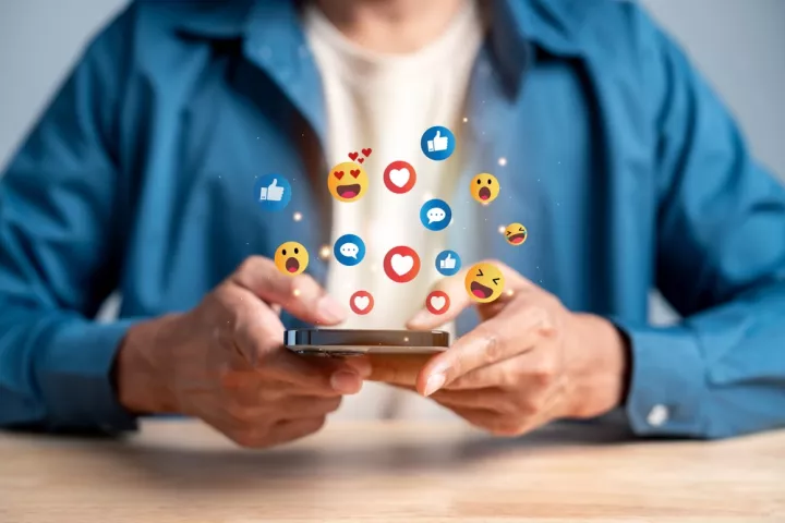 Πάσχα στην εποχή των social media - Ανάμεσα στο βίωμα και το «content» των social media