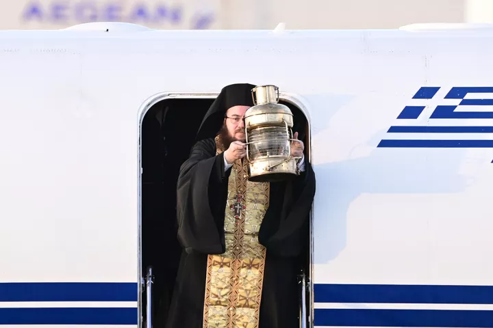 Άγιο Φως: Ξεκίνησε διαδικασία για τη μεταφορά του στην Ελλάδα – Διανομή σε 11 προορισμούς με ειδικές πτήσεις
