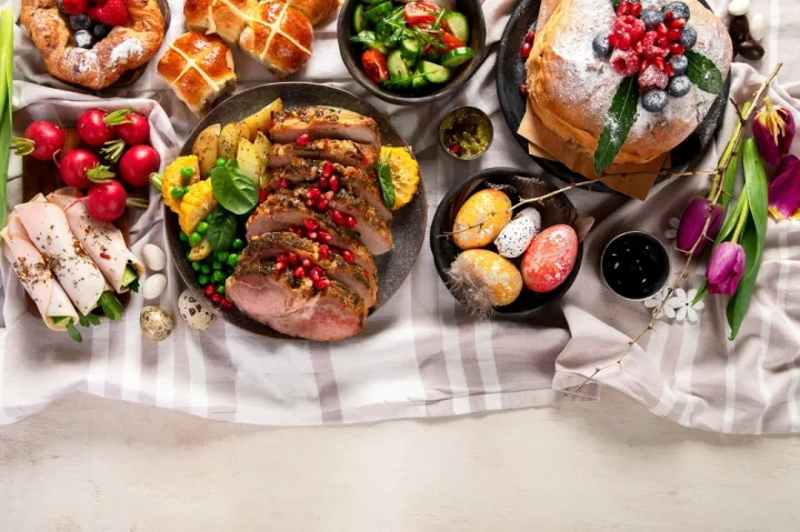 Πώς να αποφύγετε καούρα και δυσπεψία μετά το πασχαλινό τραπέζι