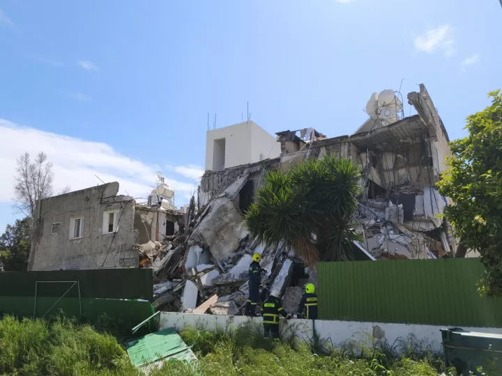 Κατέρρευσε διώροφη πολυκατοικία στην Κύπρο: Δεύτερος εγκλωβισμένος ανασύρθηκε νεκρός, τρεις οι τραυματίες (pics)