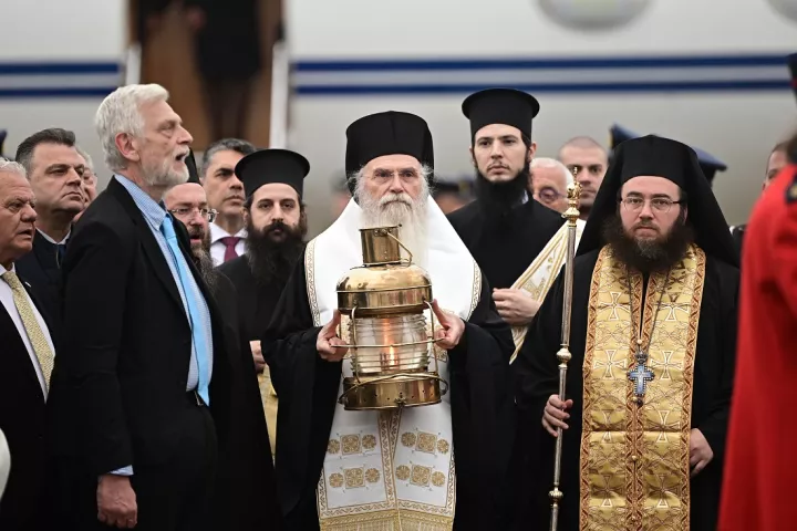 Έφτασε στο Μετόχι του Παναγίου Τάφου στην Πλάκα το Άγιο Φως (pics)