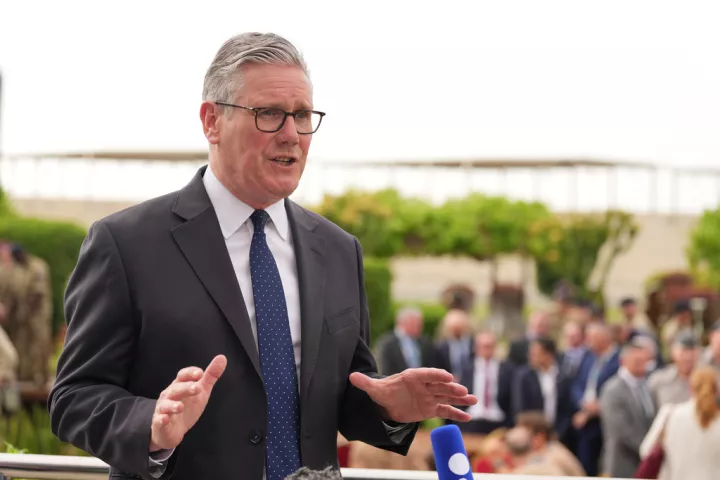 Στάρμερ από Ομάν: Πίεση για διατήρηση της εκεχειρίας και ελευθερία ναυσιπλοΐας στα Στενά του Ορμούζ