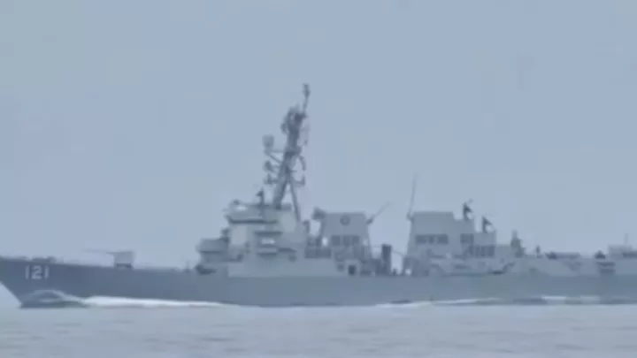 Η στιγμή που οι Φρουροί της Επανάστασης απειλούν αμερικανικό αντιτορπιλικό στα Στενά του Ορμούζ (vid)