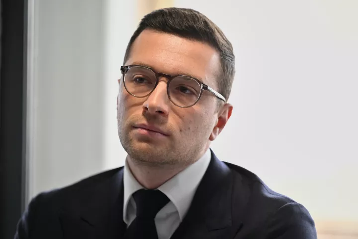 Ο ακροδεξιός Μπαρντελά αποτίνει φόρο τιμής στον απερχόμενο πρωθυπουργό της Ουγγαρίας, Όρμπαν