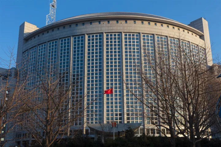 Κίνα για Ορμούζ: Ζητά «ψυχραιμία και αυτοσυγκράτηση» και καλεί ΗΠΑ-Ιράν σε νέες διαπραγματεύσεις