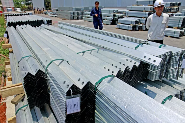 ΕΕ: Διπλασιάζει τους τελωνειακούς δασμούς στον εισαγόμενο χάλυβα