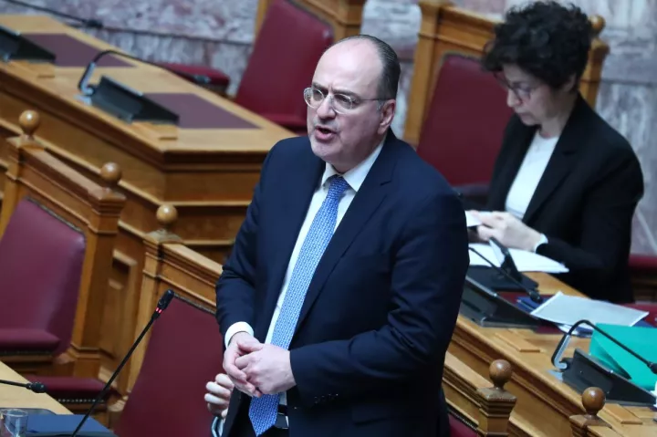 Μ. Λαζαρίδης: Παρουσίασε το πτυχίο του σε εκπομπή-Δεν θα απολογηθώ για επιλογές ζωής πριν από 40 χρόνια (vid)