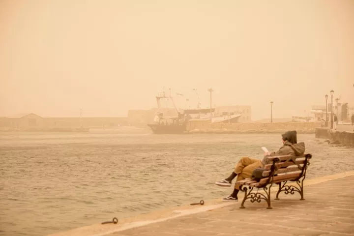 Σε εξέλιξη επεισόδιο μεταφοράς σκόνης από τη Σαχάρα - Ποιες περιοχές θα επηρεαστούν