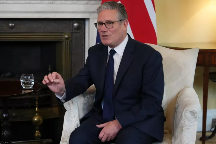 Ο Στάρμερ ζητά από Στρατό, Αεροπορία και Ναυτικό να βρουν 3,5 δισ. λίρες και να προετοιμαστούν για πόλεμο