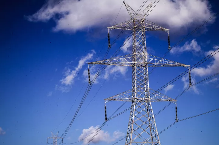 Νέα αυστηρότερα πρόστιμα για τη ρευματοκλοπή - Τι αλλάζει σε χρεώσεις και ελέγχους