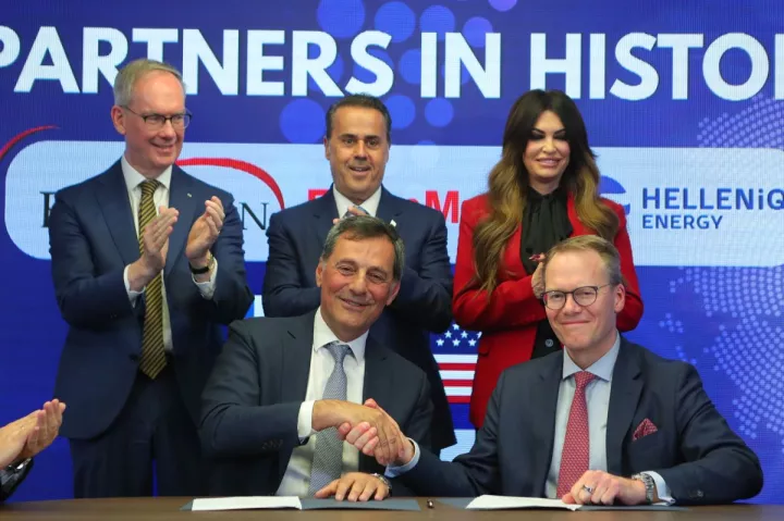 Έπεσαν οι υπογραφές για τη σύμβαση γεώτρησης υδρογονανθράκων στο Ιόνιο