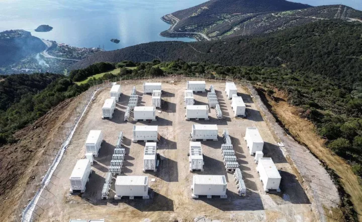 MORE: Σε λειτουργία εισέρχονται τρία από τα πρώτα έργα αποθήκευσης ηλεκτρικής ενέργειας στην Ελλάδα