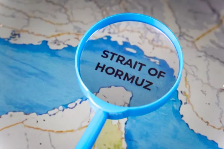 Τα Στενά του Ορμούζ στις συμπληγάδες του αποκλεισμού των ΗΠΑ και των ιρανικών απειλών