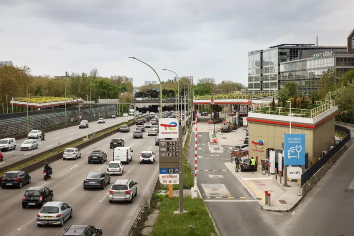 Δημοσκόπηση στη Γαλλία: Η ακρίβεια στα καύσιμα πιέζει τα νοικοκυριά - Έξι στους 10 περιορίζουν τις δαπάνες τους