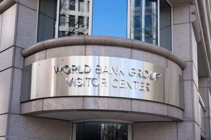 Παγκόσμια Τράπεζα: Προειδοποιεί για παρατεταμένη αναταραχή και μετά το άνοιγμα των Στενών του Ορμούζ