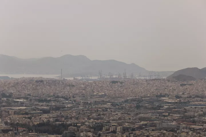 Καιρός: Σε εξέλιξη η μεταφορά σκόνης στη χώρα - Από Σάββατο βράδυ η σταδιακή ύφεση του (pic)