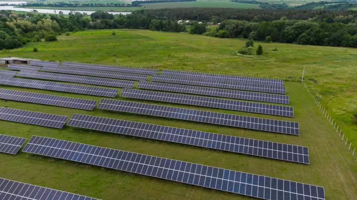 ΥΠΕΝ: Ψάχνει φόρμουλα στήριξης για τα φωτοβολταϊκά – Τι εξετάζεται