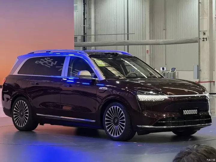 Η κινεζική αυτοκινητοβιομηχανία Seres πατεντάρει τουαλέτα με φωνητικό έλεγχο για χρήση εν κινήσει