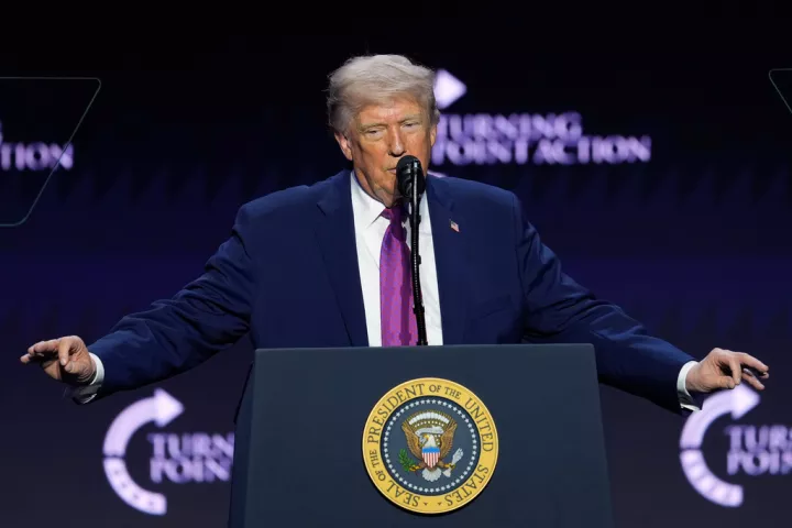 Τραμπ: Επιχειρεί οικονομική επανεκκίνηση εν μέσω ανησυχίας για τις τιμές καυσίμων και τις ενδιάμεσες εκλογές