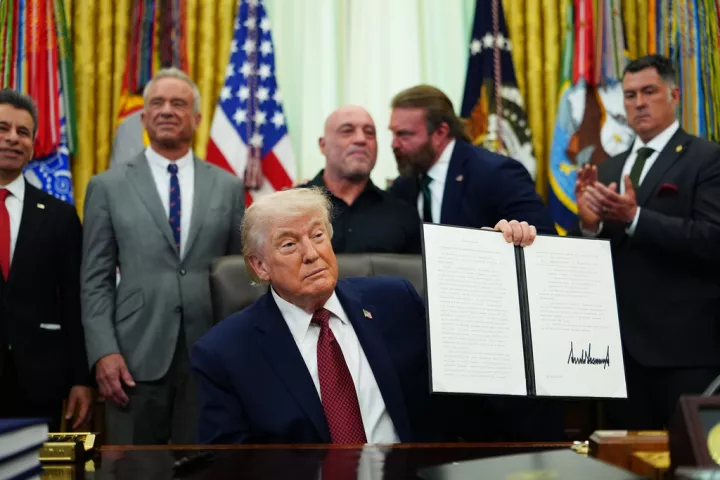 Ο Τραμπ επιταχύνει τις έρευνες για ψυχεδελικά φάρμακα – «Μπορώ να πάρω κι εγώ;»