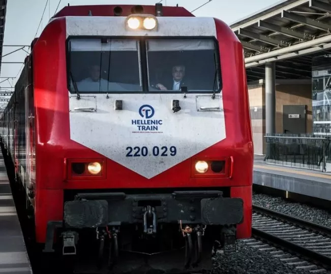 Ακινητοποιήθηκε τρένο στη Βέροια λόγω πτώσης δέντρου στις γραμμές