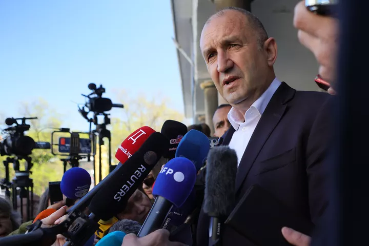Ο φιλορώσος πρώην πρόεδρος Ρούμεν Ράντεφ προηγείται σύμφωνα με τα exit polls
