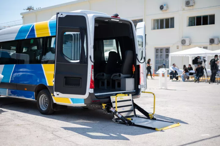 Με 7 νέα οχήματα ενισχύεται η δωρεάν υπηρεσία μετακίνησης ατόμων με αναπηρία